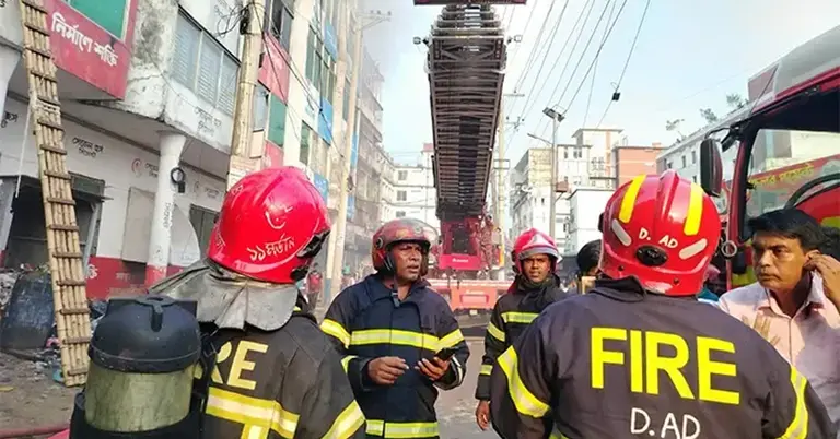 আগুন নিয়ন্ত্রণে কাজ করছে ফায়ার সার্ভিস